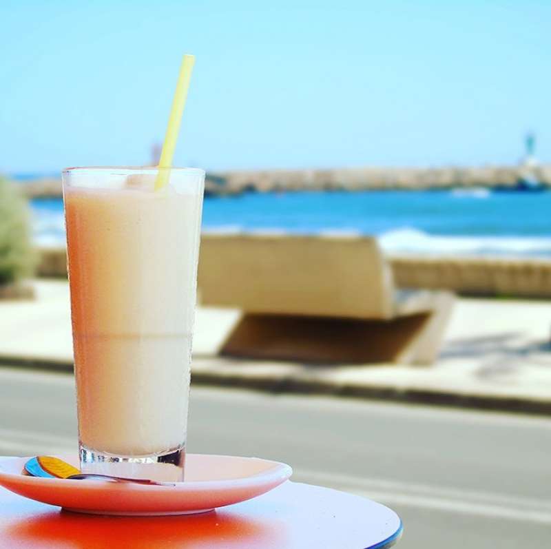 Horchata en una mesa al fresco en Tavernes