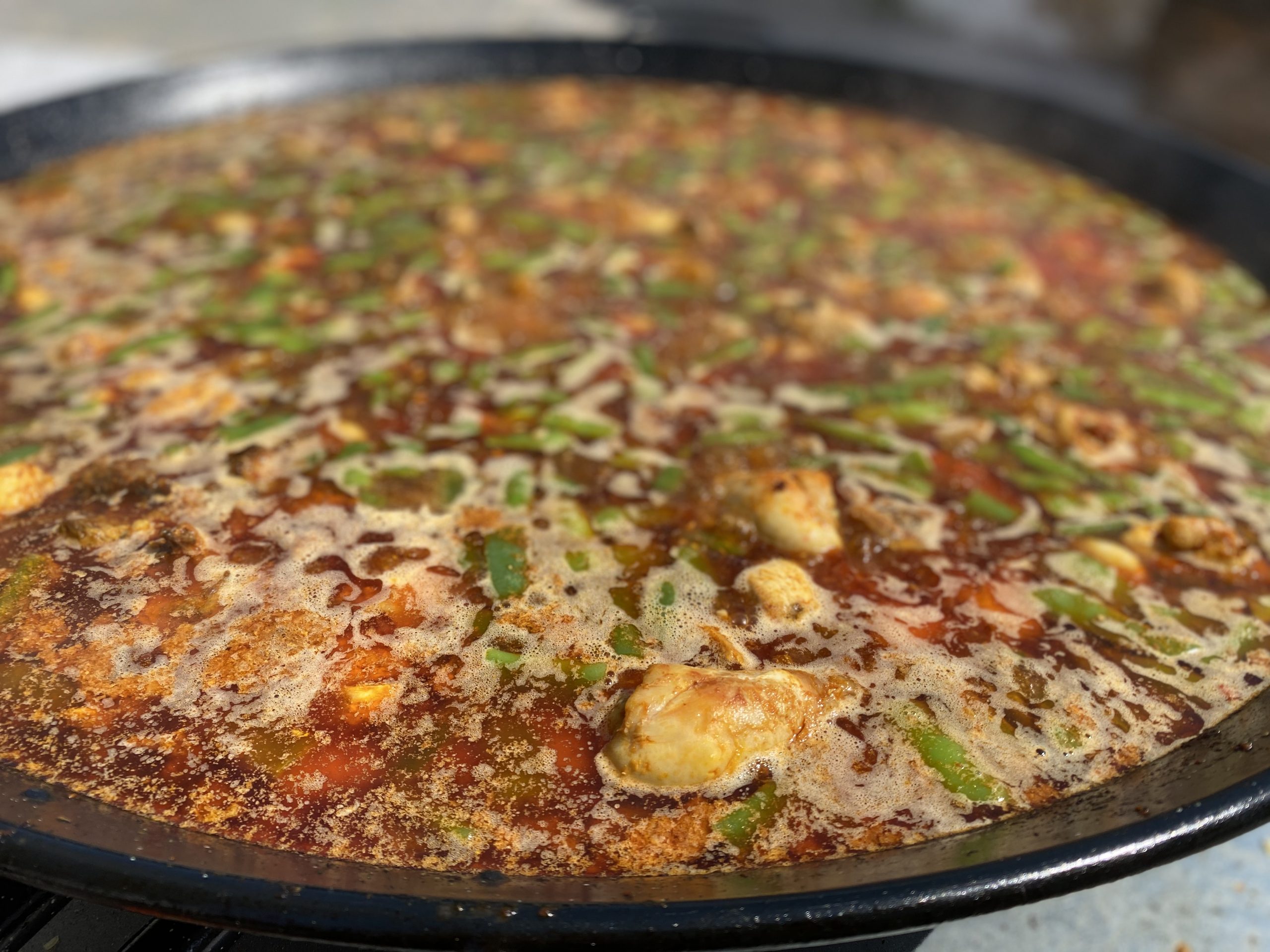Paella al fuego en Tavernes