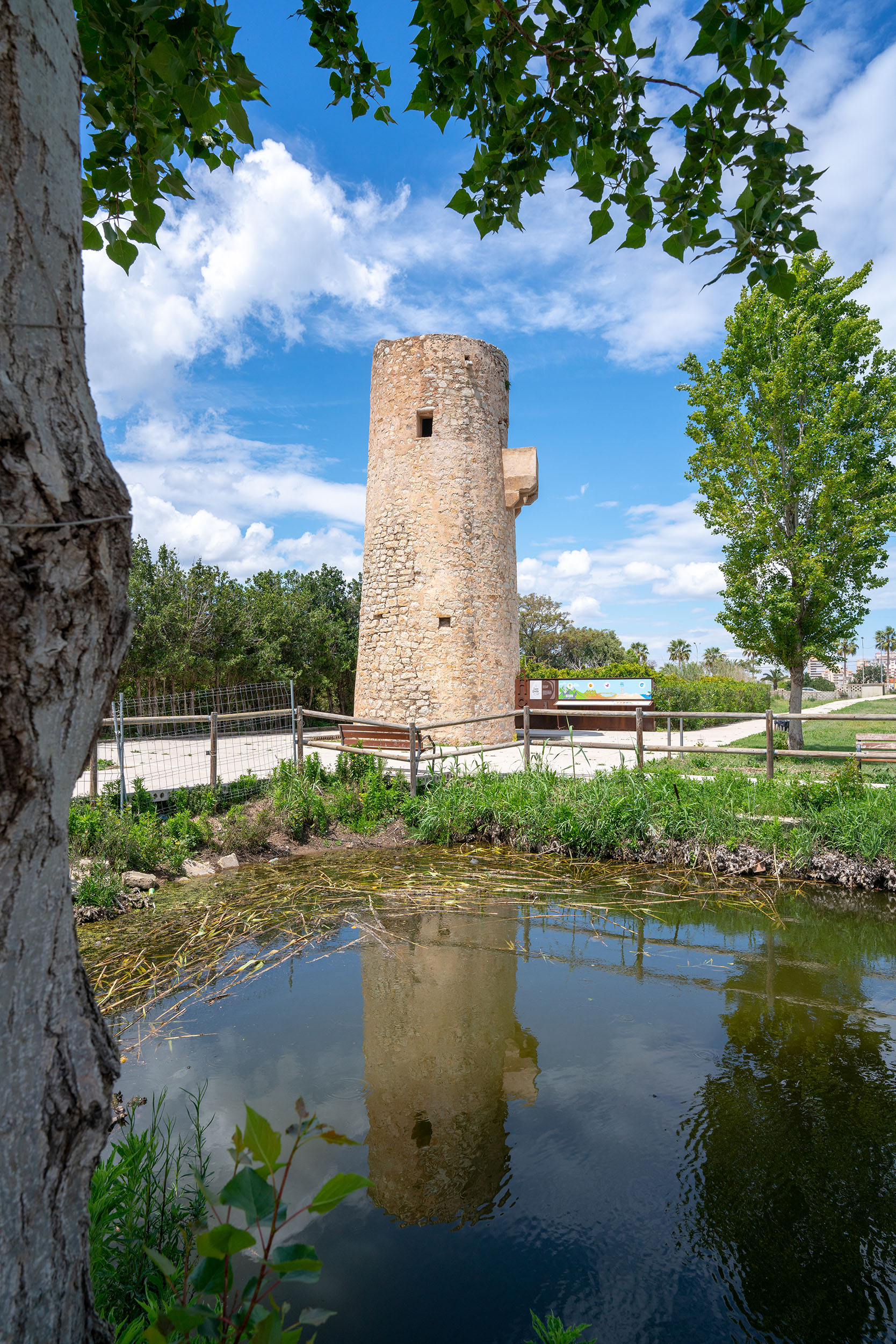 Torre de Guaita junto al agua y el entorno natural de Tavernes