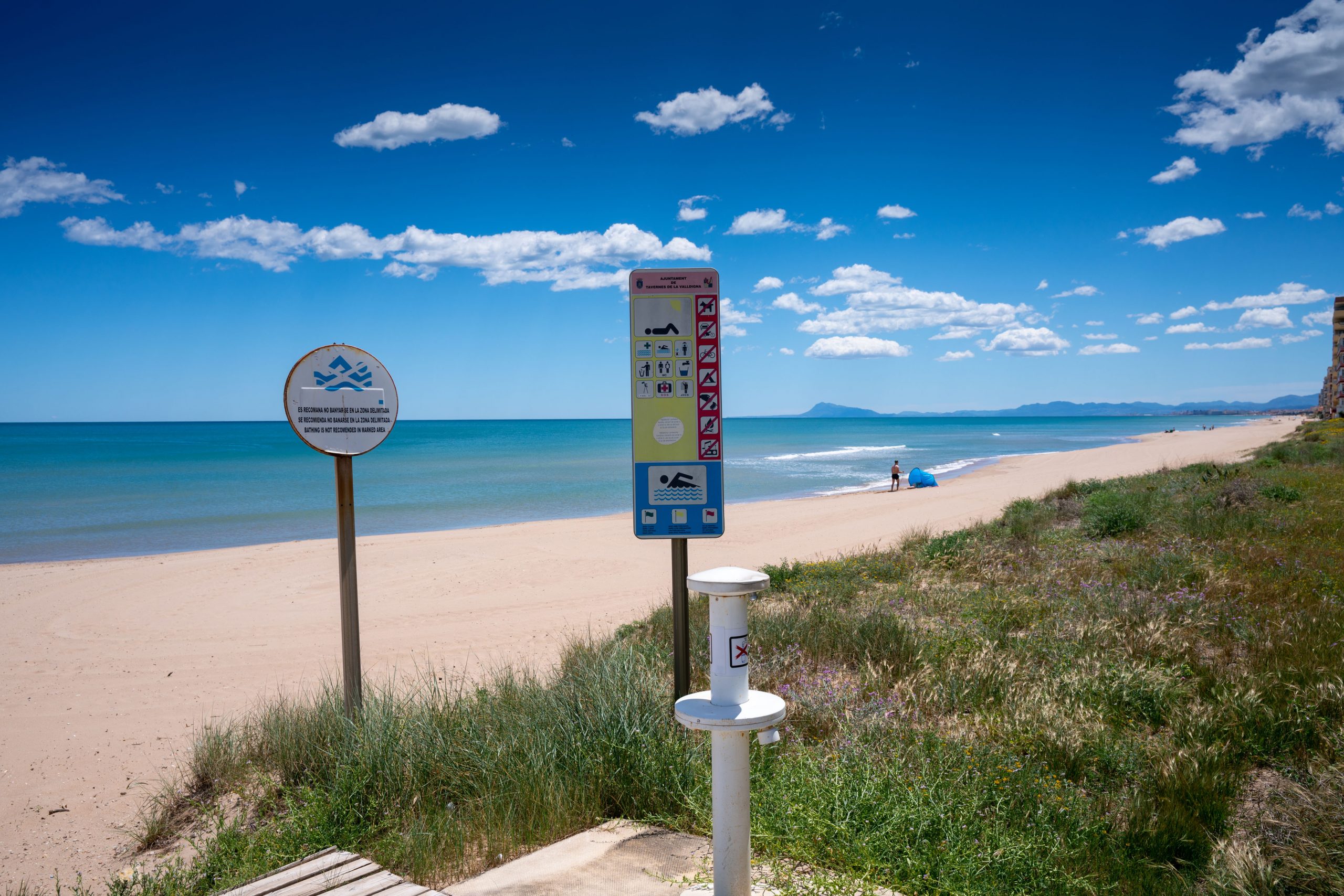 Paseo y ambiente junto al mar en Tavernes