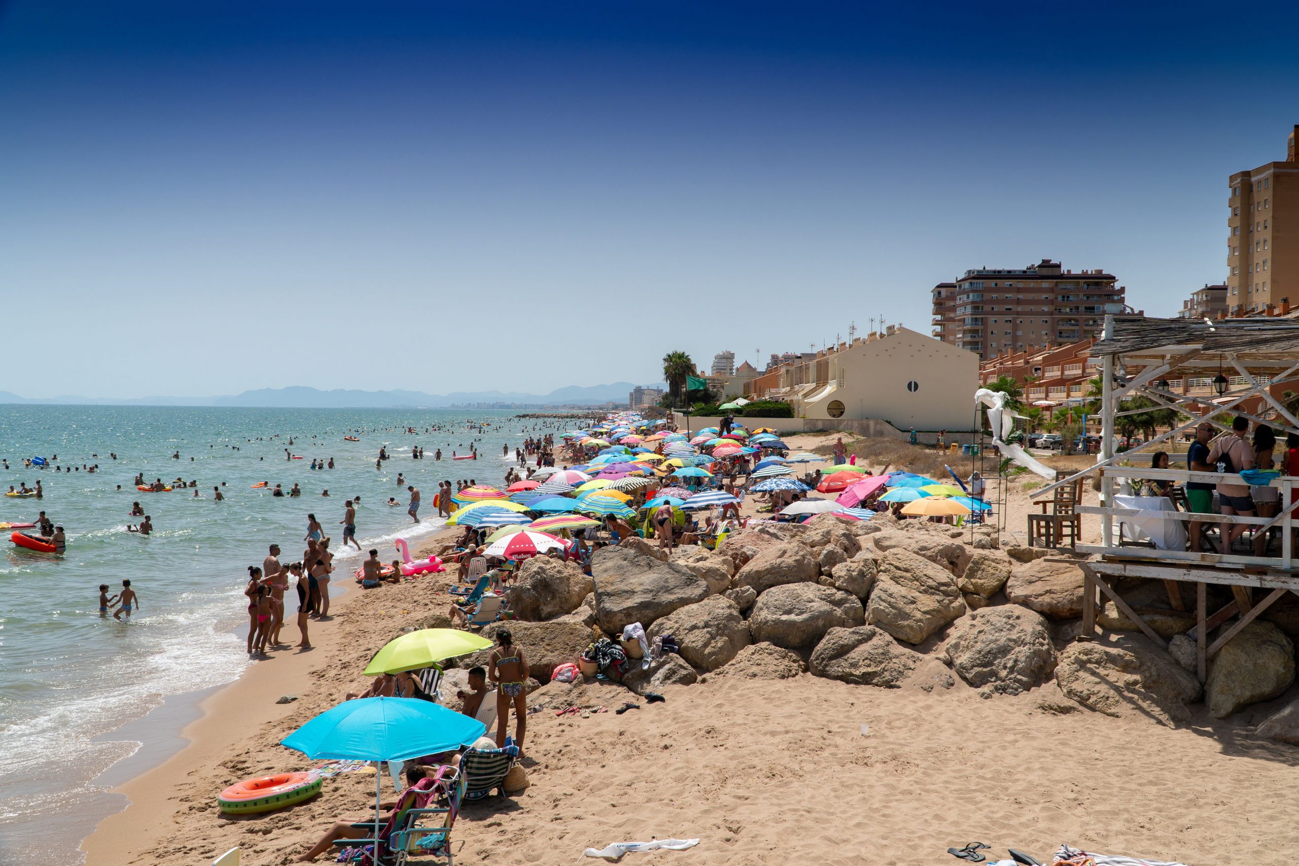 Imagen de la playa de Tavernes de la Valldigna con puesta de sol
