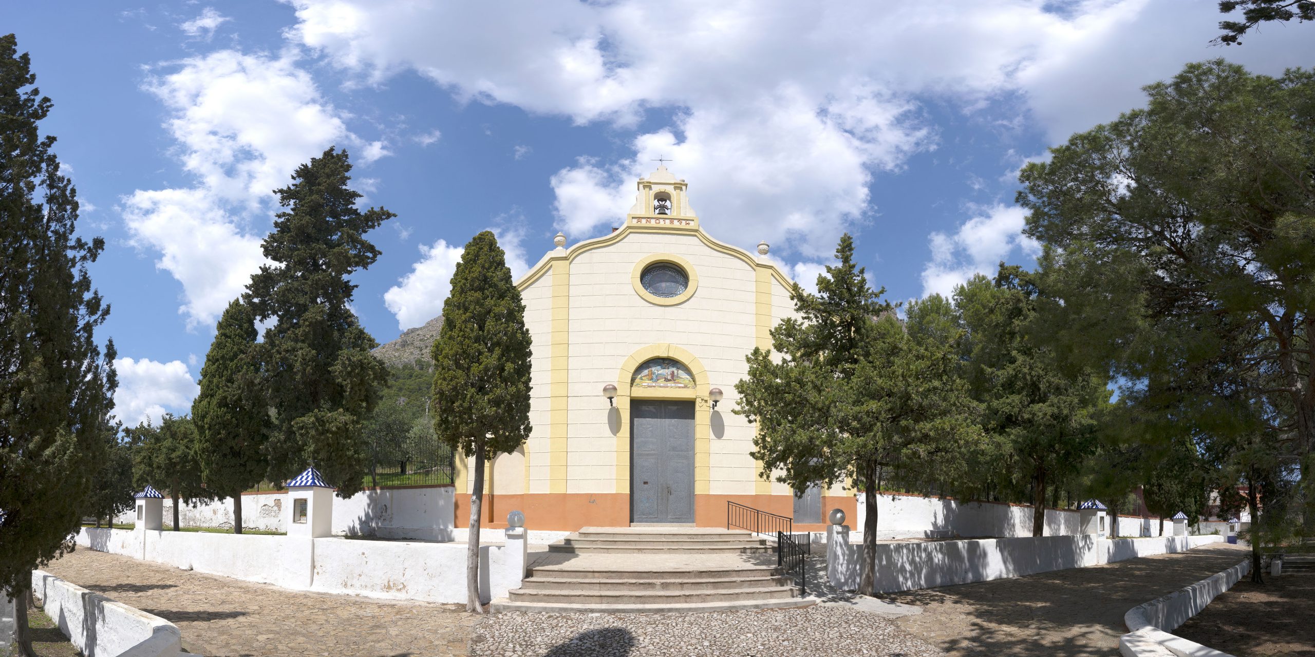 Vista panorámica de la ermita del Calvario de Tavernes de la Valldigna