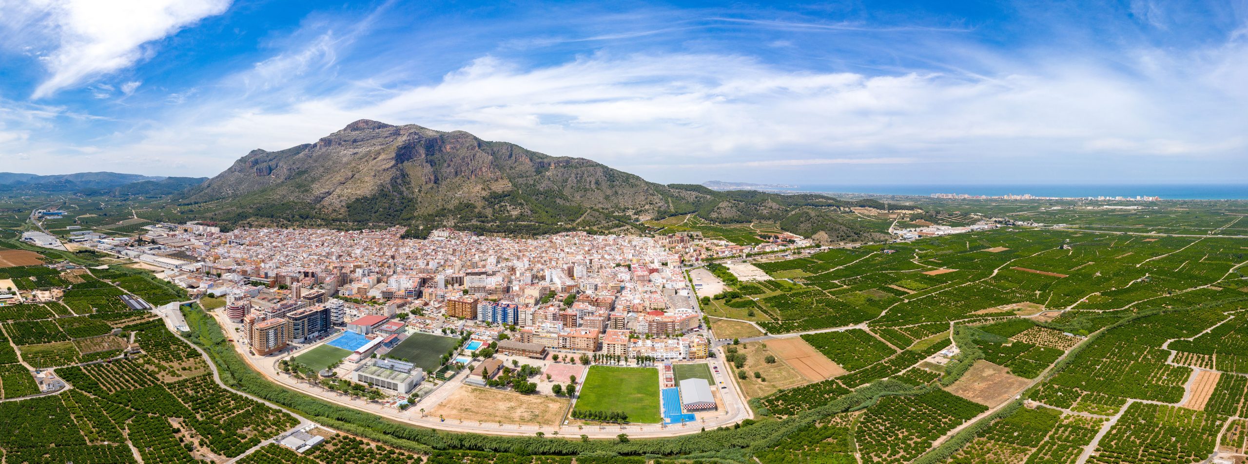 Turismo en Tavernes de la Valldigna con vista panorámica de la ciudad, la Valldigna y el Mediterráneo