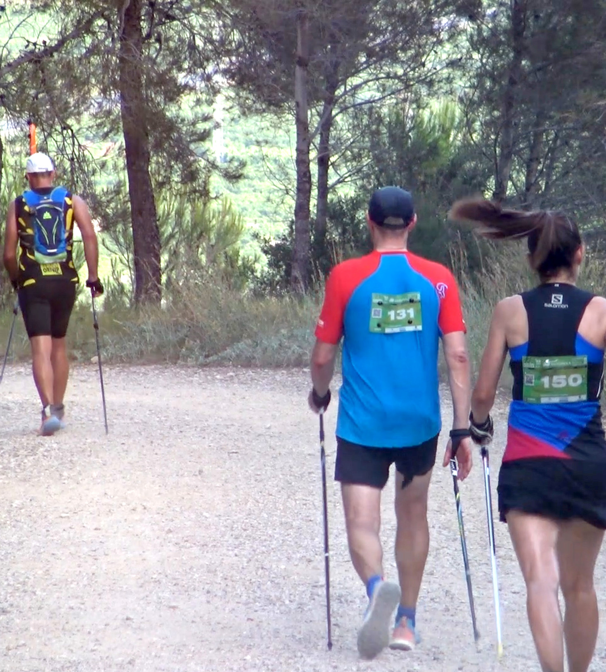 Personas haciendo marcha nórdica por un camino de Tavernes