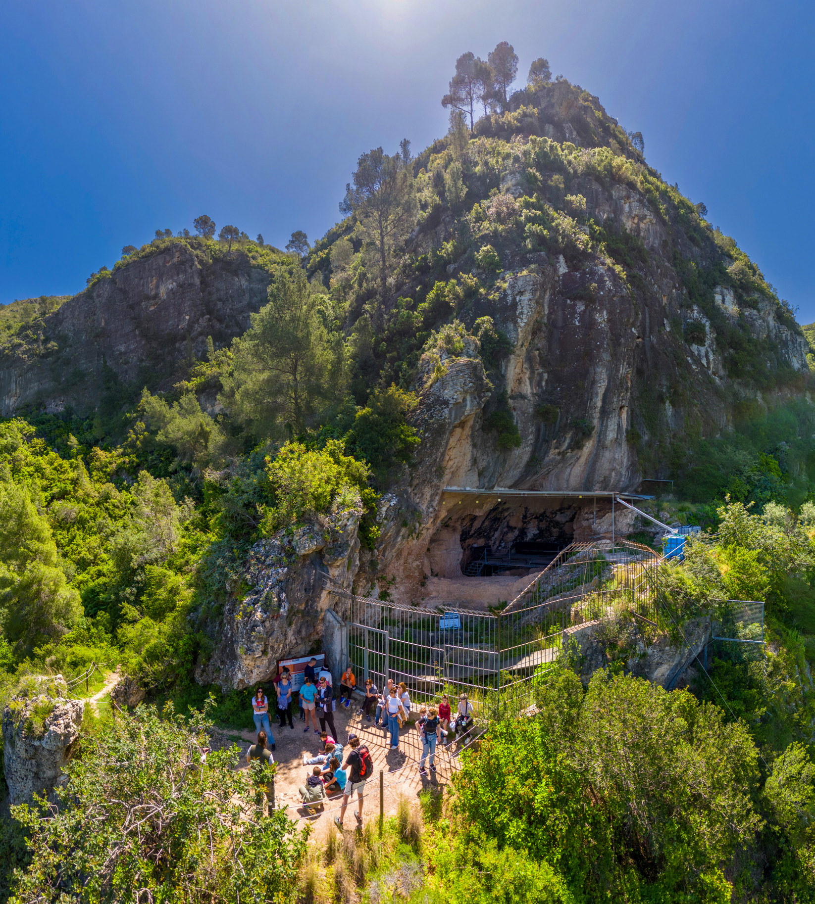 Guided visit to Cova del Bolomor in Tavernes de la Valldigna inside the archaeological rock shelter