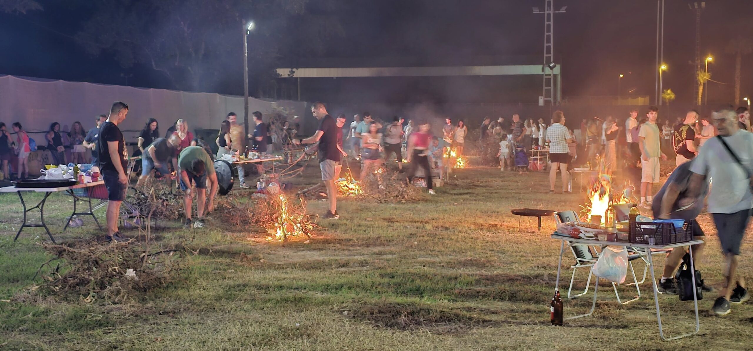 Ambiente festivo de la Noche de Paellas en Tavernes de la Valldigna