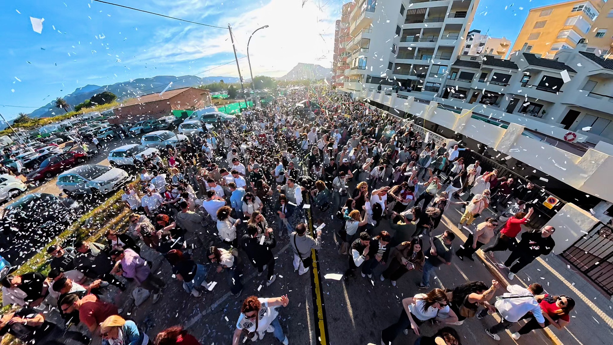 Ambiente general de fiesta en Tavernes de la Valldigna