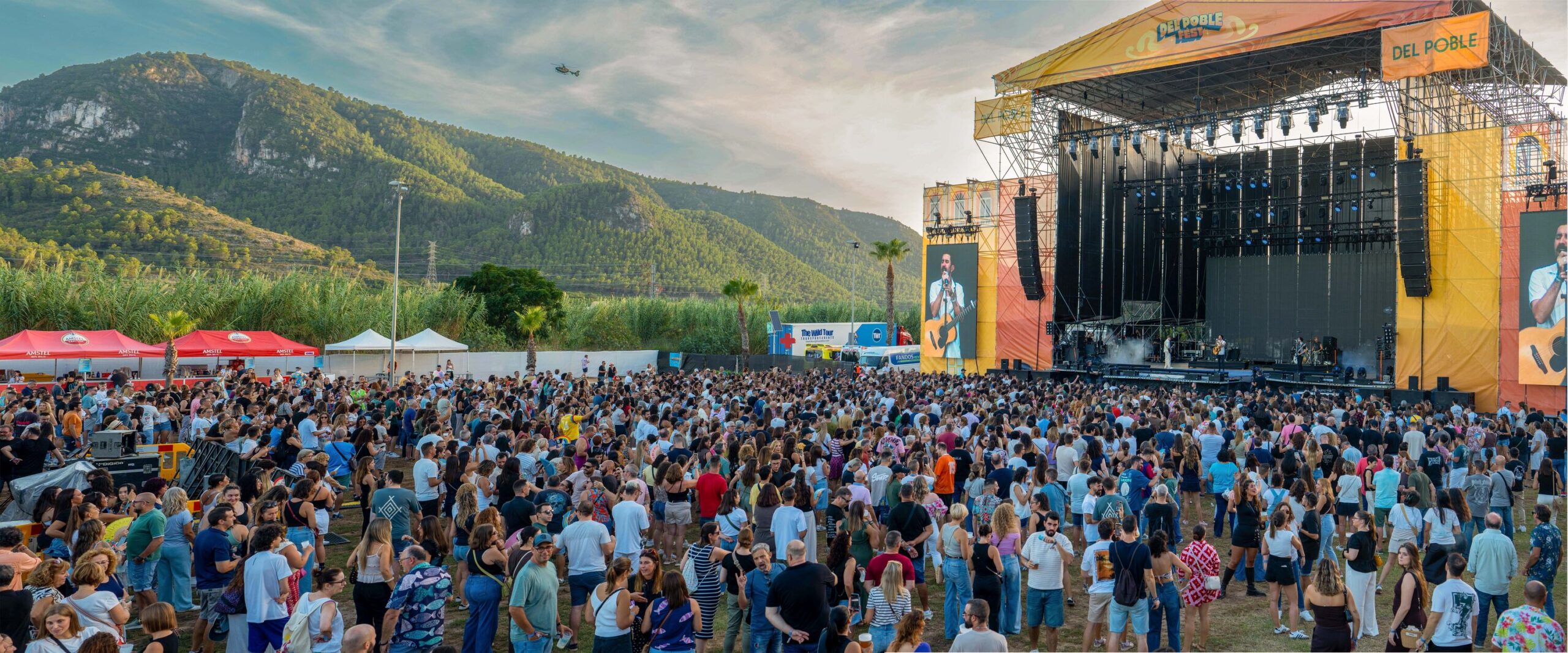 Públic i escenari de Del Poble Fest a Tavernes