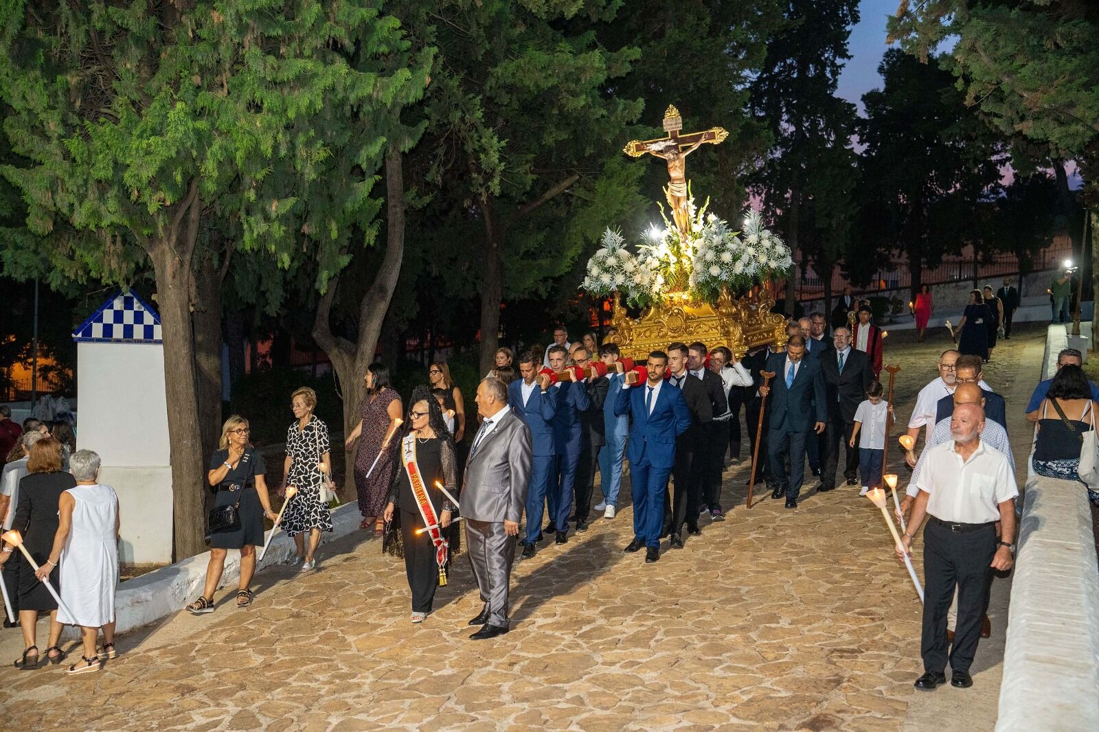 Bajada del Cristo en las Fiestas Mayores de Tavernes