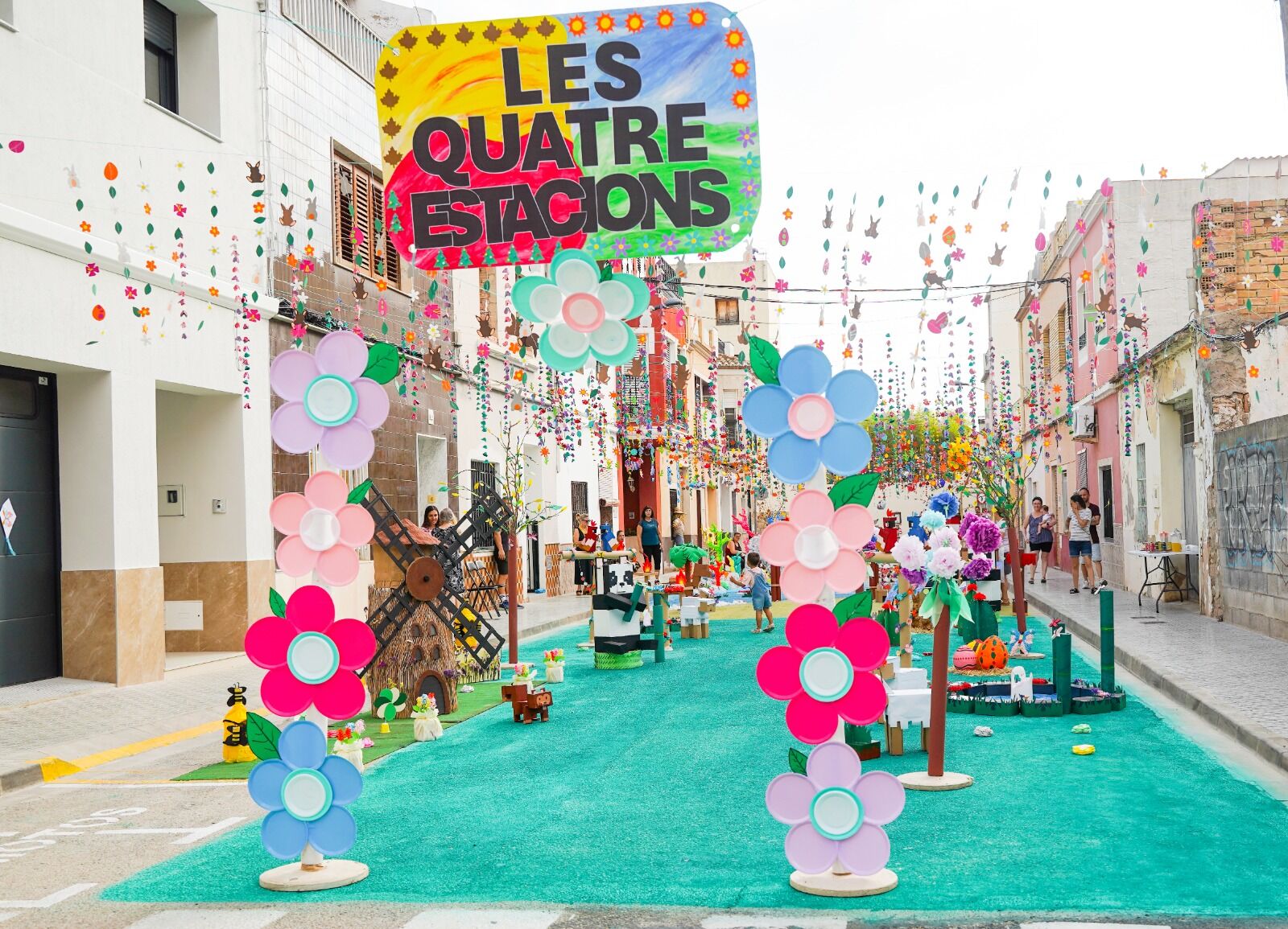 Calles engalanadas durante las Fiestas Mayores de Tavernes