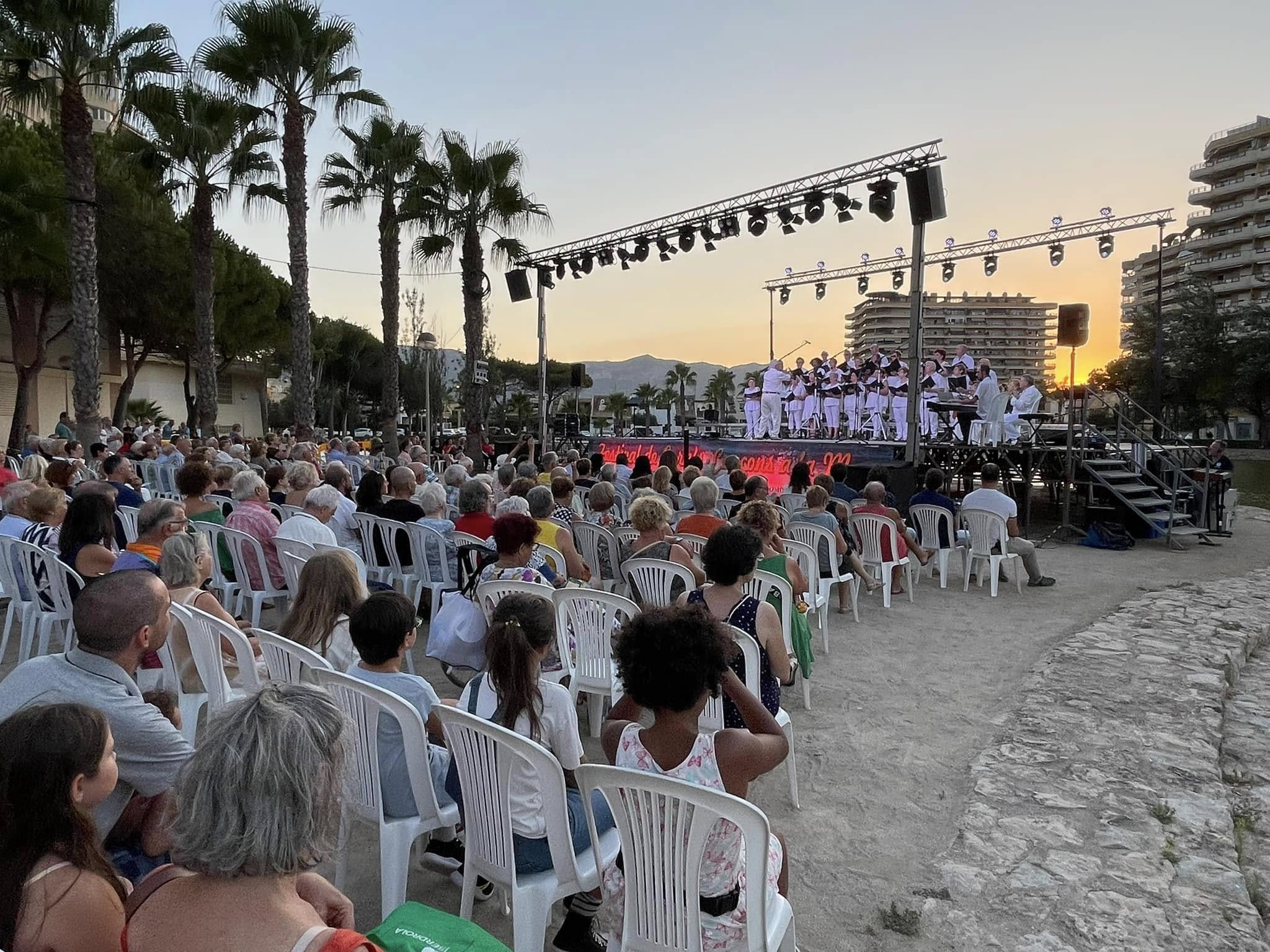 Públic assistint al Festival de Corals Cançons a la Mar al Llac de la Goleta