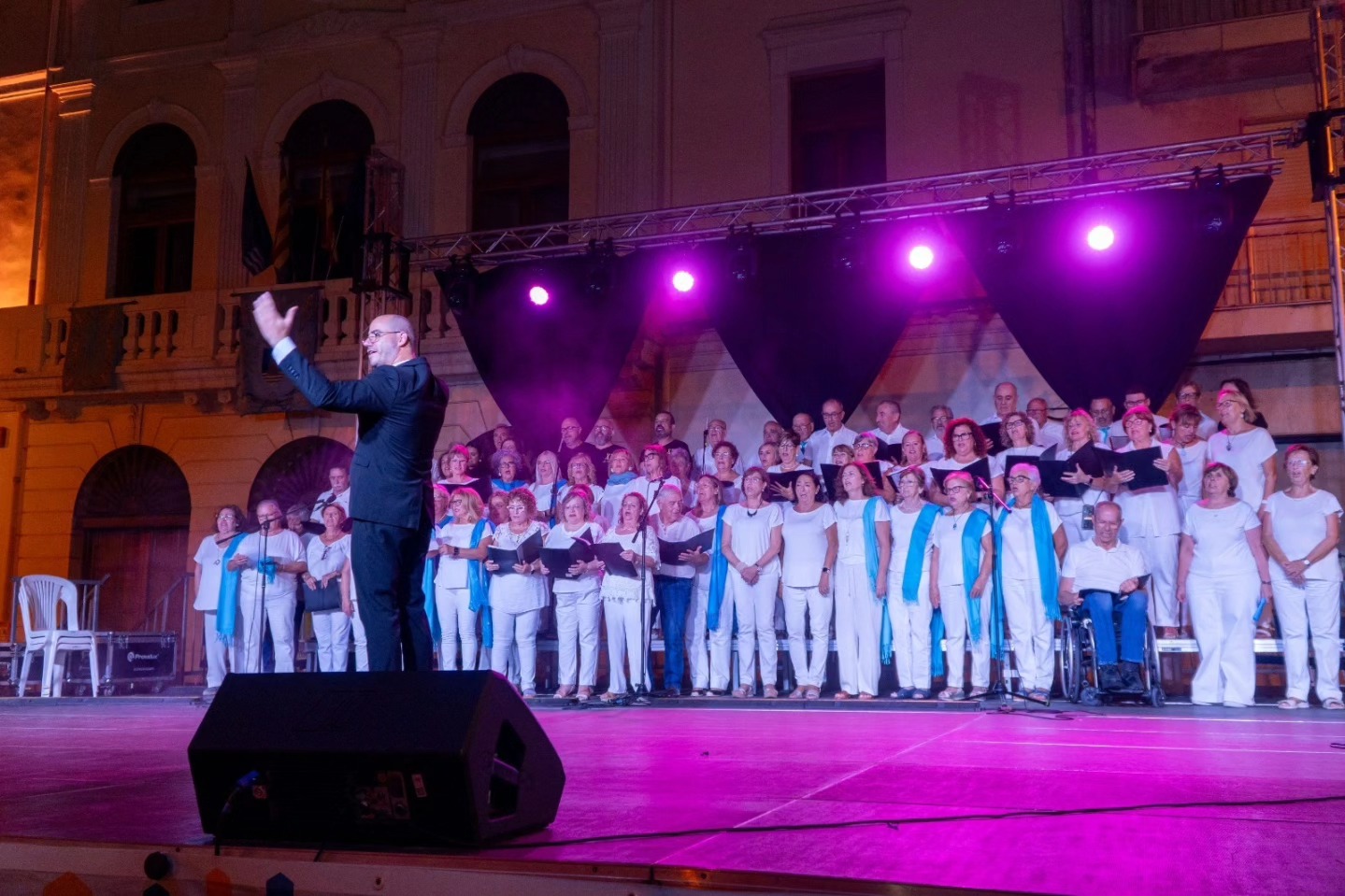 Actuació coral en les Festes Majors de Tavernes