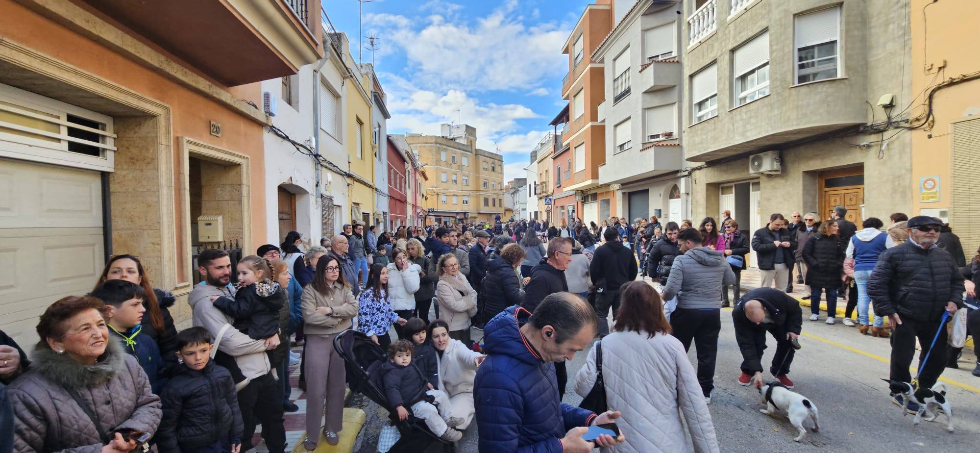Vecinos durante la celebración de San Antonio Abad en Tavernes