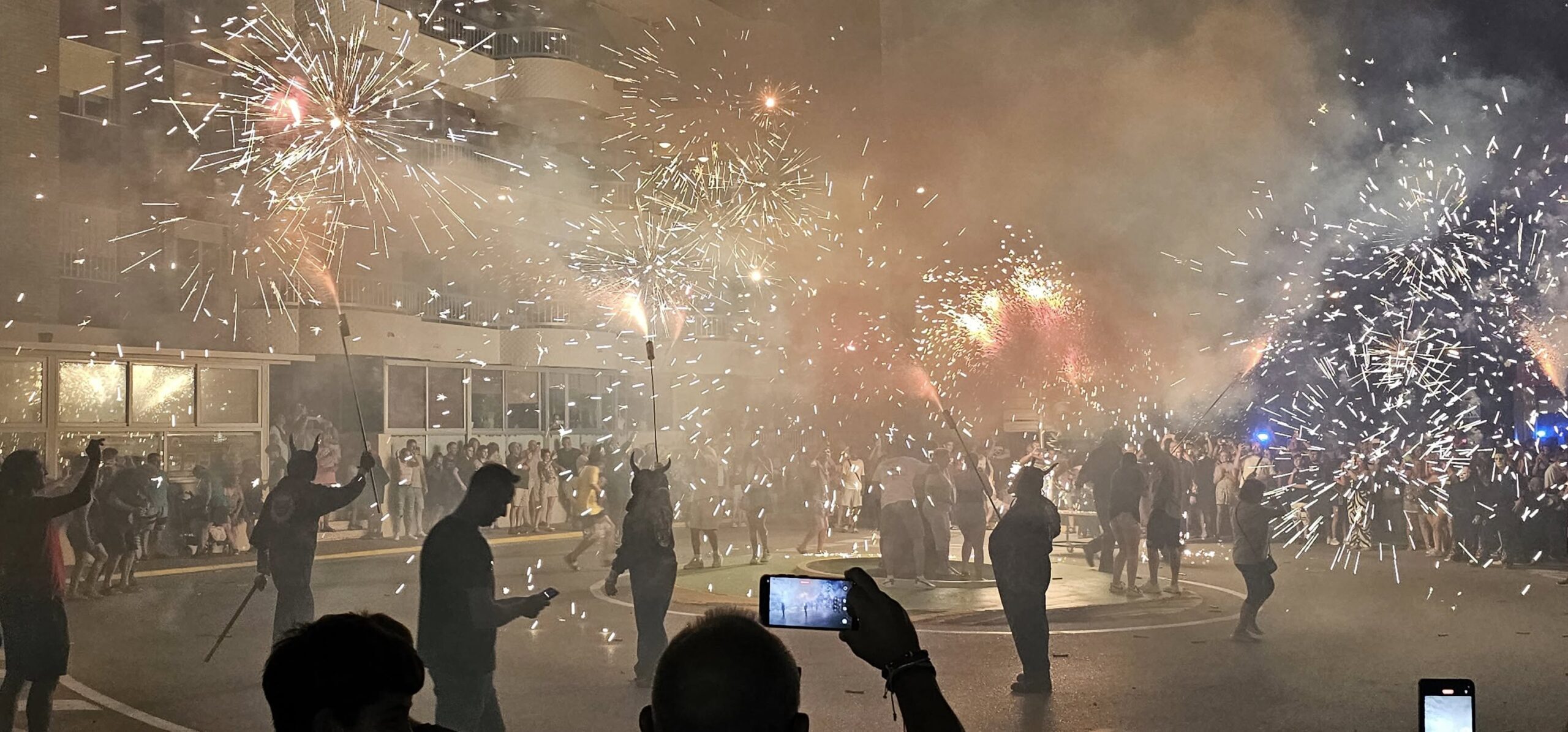 Pirotecnia y fiesta en San Juan en Tavernes