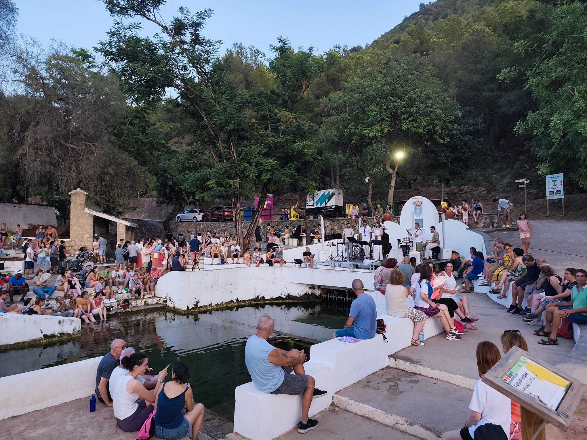 Visitors at the Porrat de la Sang de Tavernes