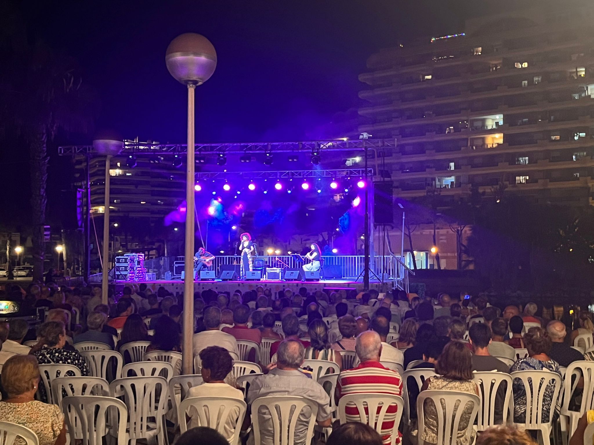 Públic assistint al Festival Sete Sóis Sete Luas a Tavernes