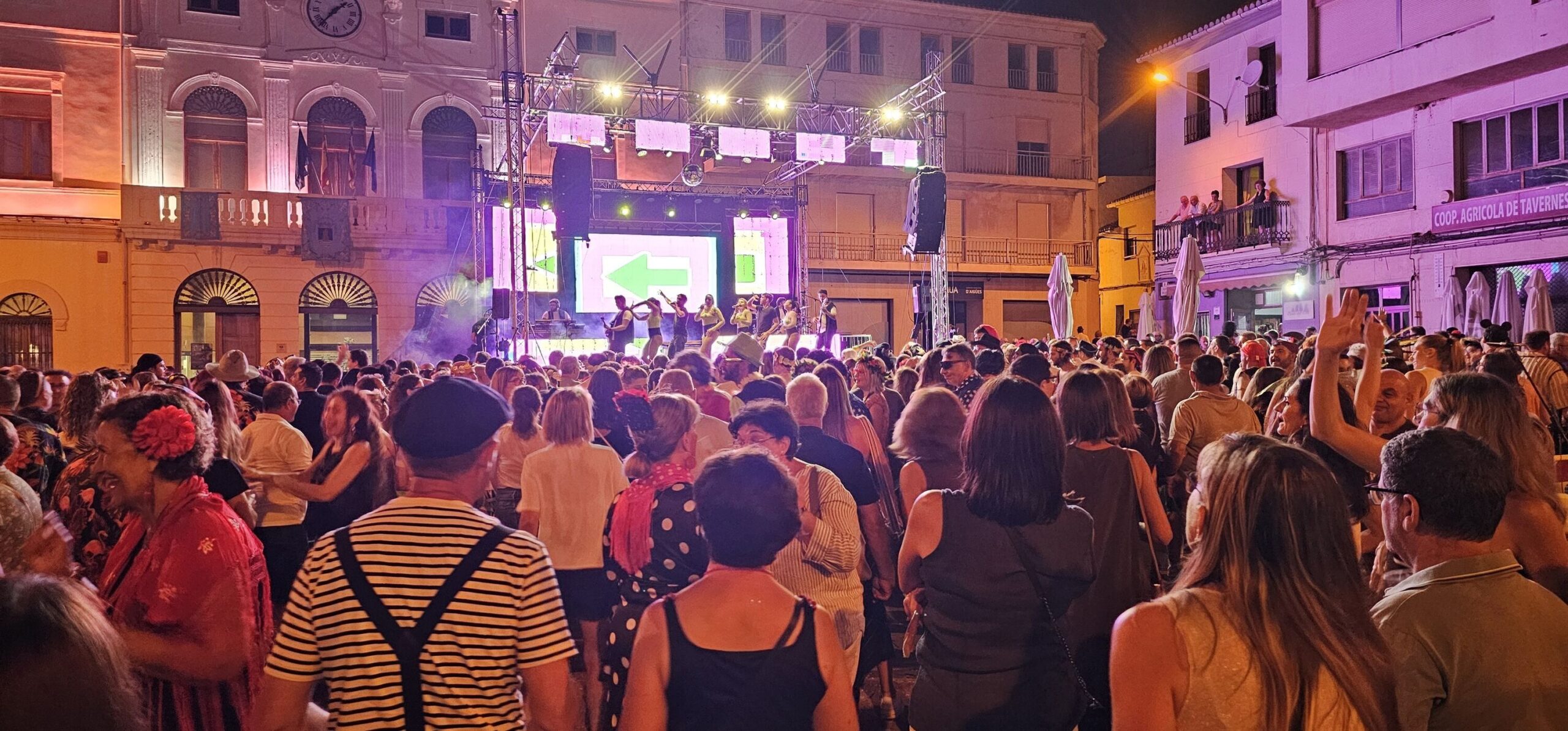 Baile de disfraces durante las Fiestas Mayores de Tavernes