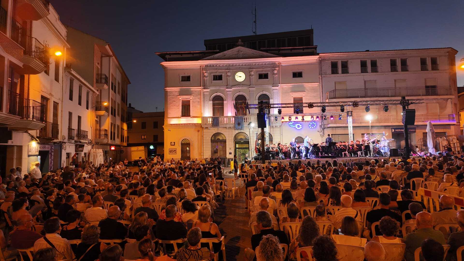 Concierto de la SIUM en la Plaça Major de Tavernes