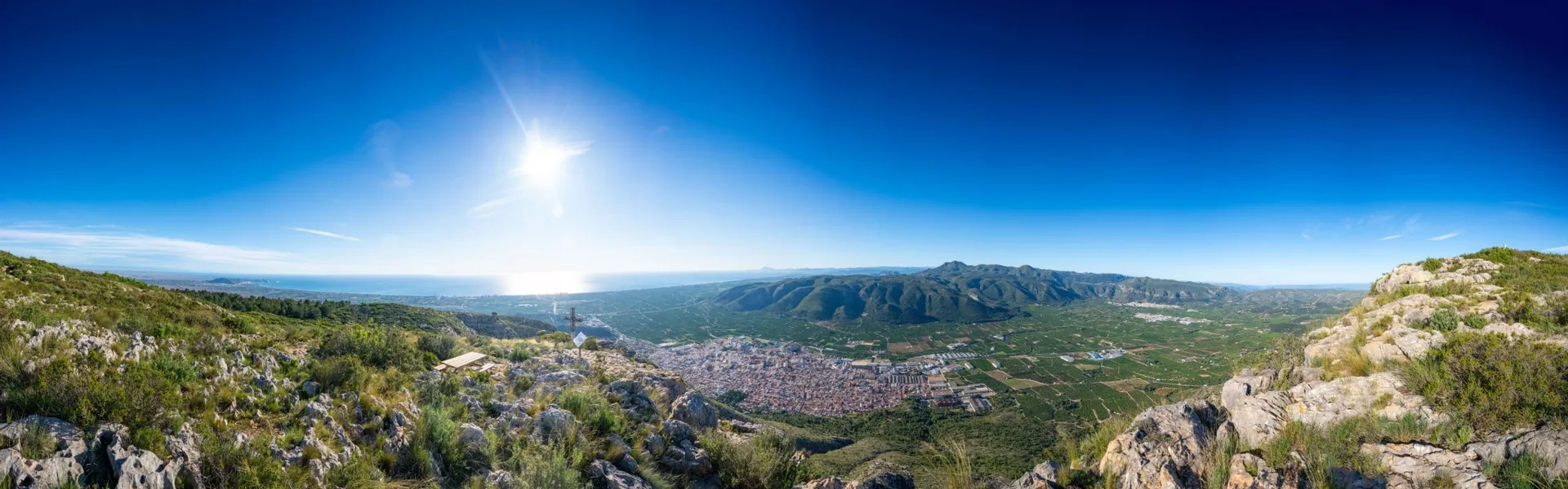 Turismo en Tavernes de la Valldigna con vistas al valle, la montaña y el Mediterráneo