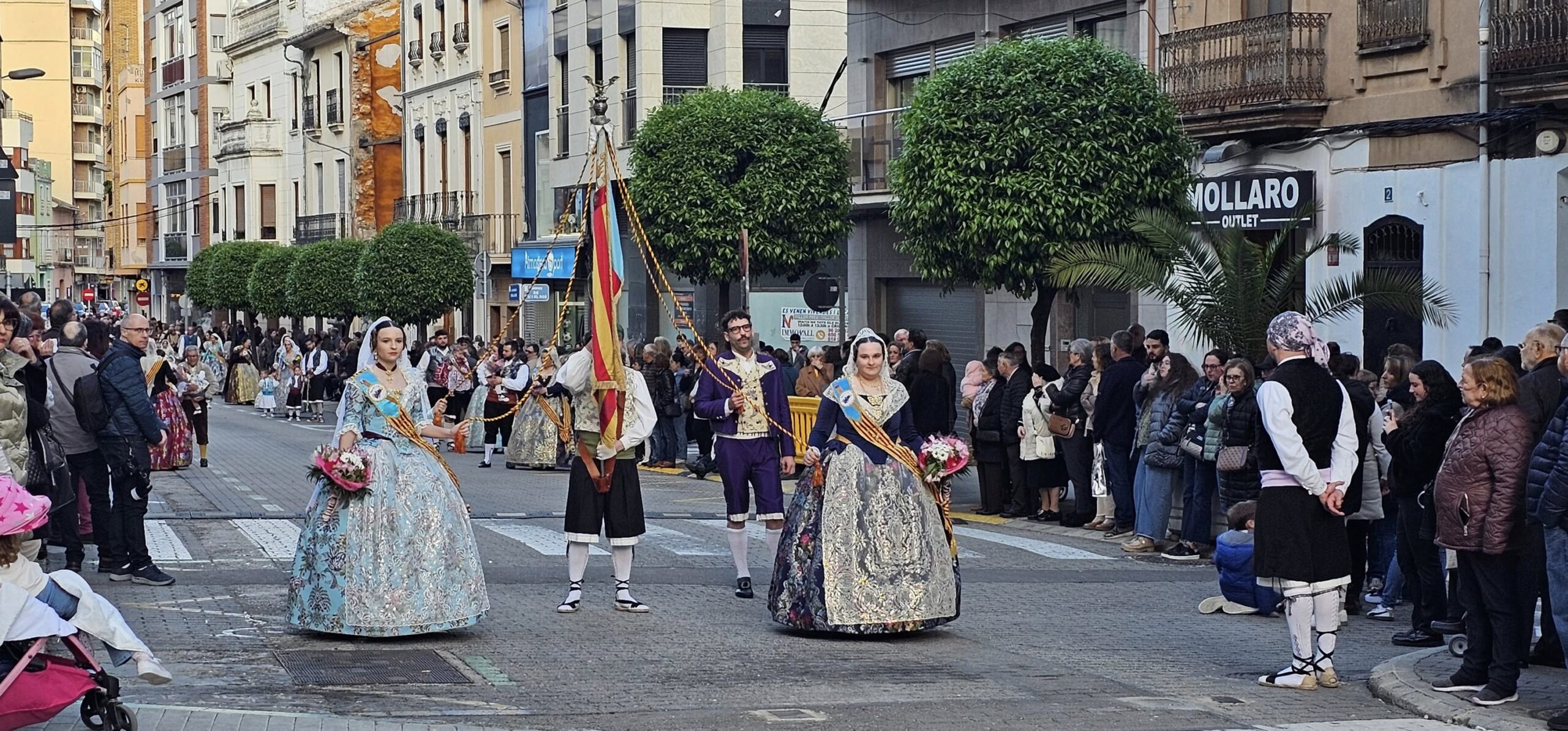 Comisiones falleras en la ofrenda de flores de Tavernes