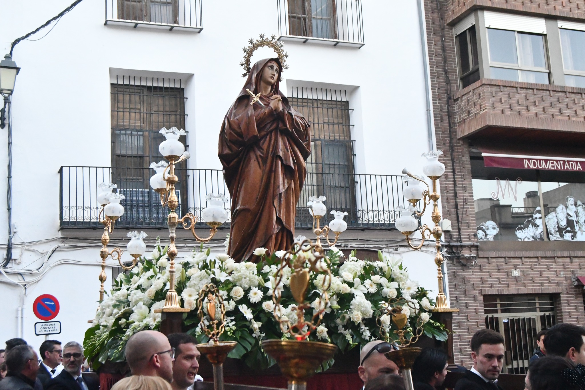 Confraria i pas durant la processó de Setmana Santa a Tavernes