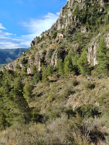 Senderistas durante la subida a las Cruces en Tavernes