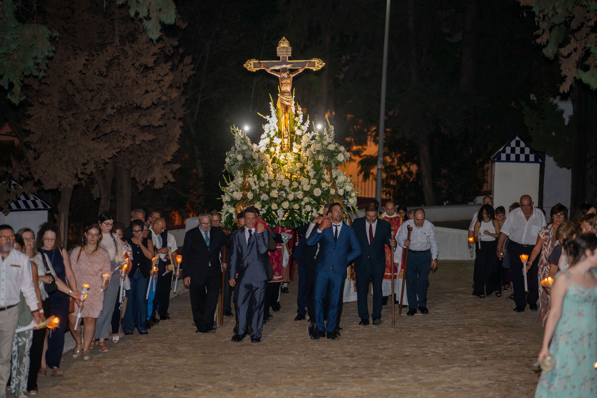 Pujada del Cristo durante las Fiestas Mayores de Tavernes
